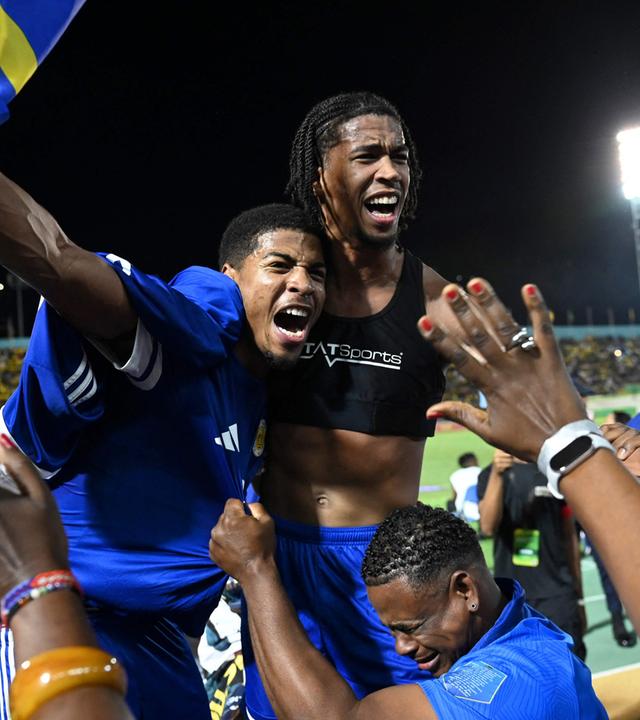 Spieler und Fans von Curaçao feiern die WM-Qualifikation 2026 nach einem 0:0-Unentschieden gegen Jamaika im Nationalstadion in Kingston, Jamaika