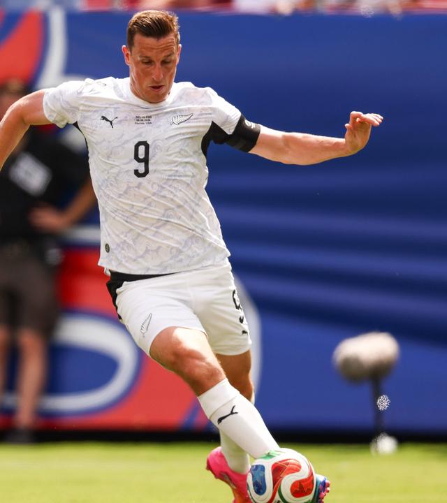Fußballer Chris Wood (rechts) aus Neuseeland, im internationalen Fußball-Freundschaftsspiel zwischen England und Neuseeland, im Raymond James Stadium, Tampa, Florida, USA, am 06.06.2026.