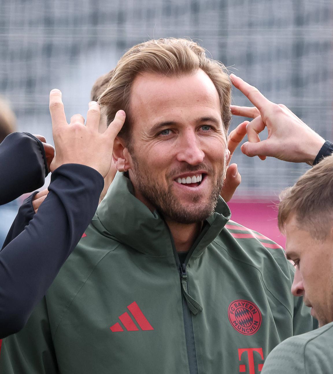 Fußballkollegen von Harry Kane schnipsen ihm am 03.11.2025 beim Abschlusstraining in sein Ohr während er darüber lacht. 
