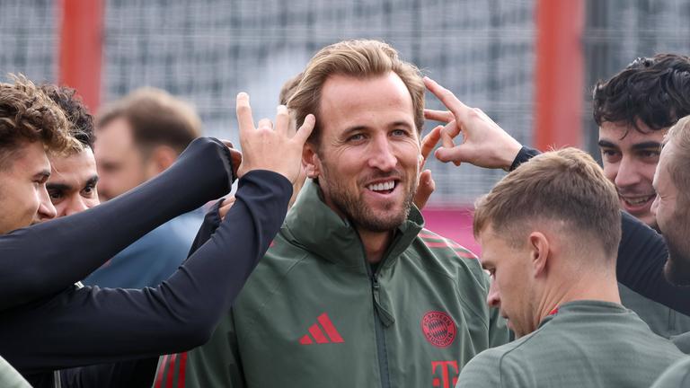 Fußballkollegen von Harry Kane schnipsen ihm am 03.11.2025 beim Abschlusstraining in sein Ohr während er darüber lacht. 
