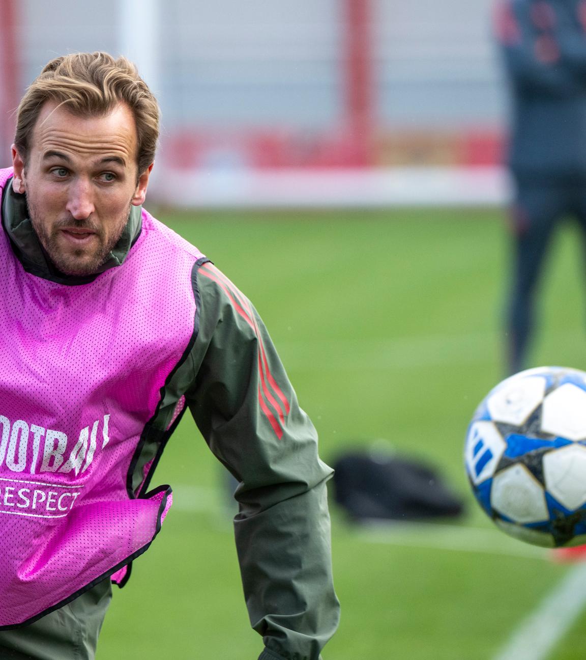 Harry Kane versucht beim Abschlusstraining des Bayern München auf dem Platz in der Säbener Straße einen Ball zu stoppen