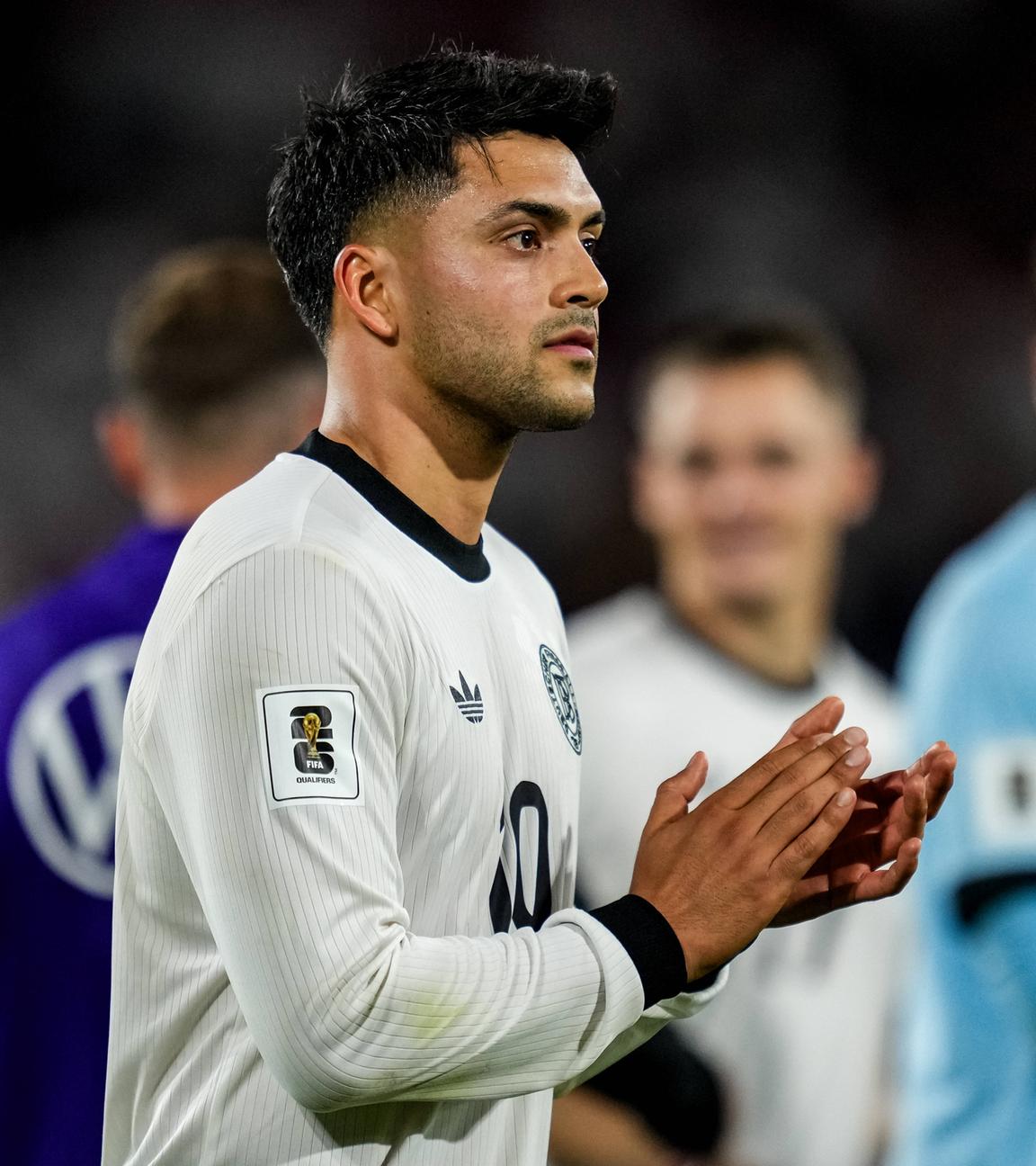 Fußballer Nadiem Amiri applaudiert nach dem WM-Spiel gegen Nordirland am 07.09.2025 im Kölner Stadion.