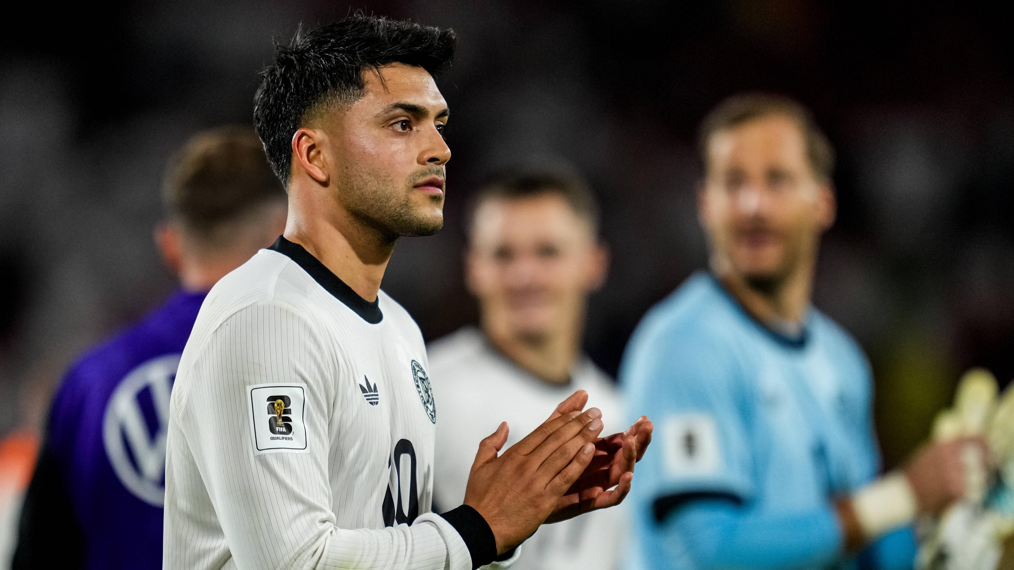 Fußballer Nadiem Amiri applaudiert nach dem WM-Spiel gegen Nordirland am 07.09.2025 im Kölner Stadion.
