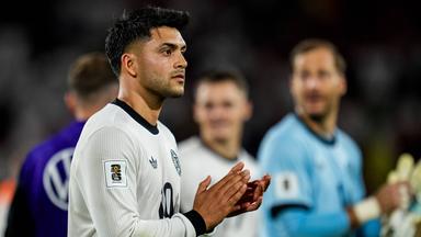 Fußballer Nadiem Amiri applaudiert nach dem WM-Spiel gegen Nordirland am 07.09.2025 im Kölner Stadion.