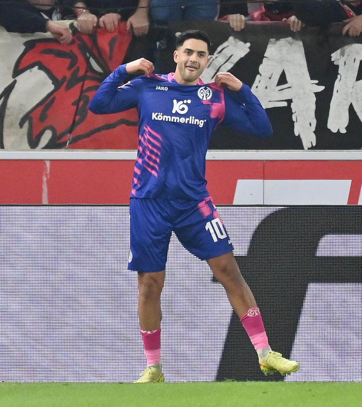 Fußballer Nadiem Amiri vom 1. FSV Mainz 05 freut sich über sein Tor am 26.10.2025 in Stuttgart.