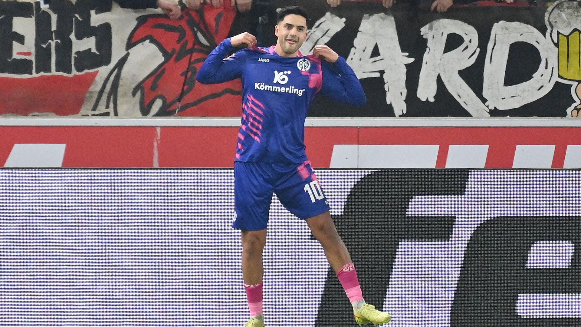 Fußballer Nadiem Amiri vom 1. FSV Mainz 05 freut sich über sein Tor am 26.10.2025 in Stuttgart.