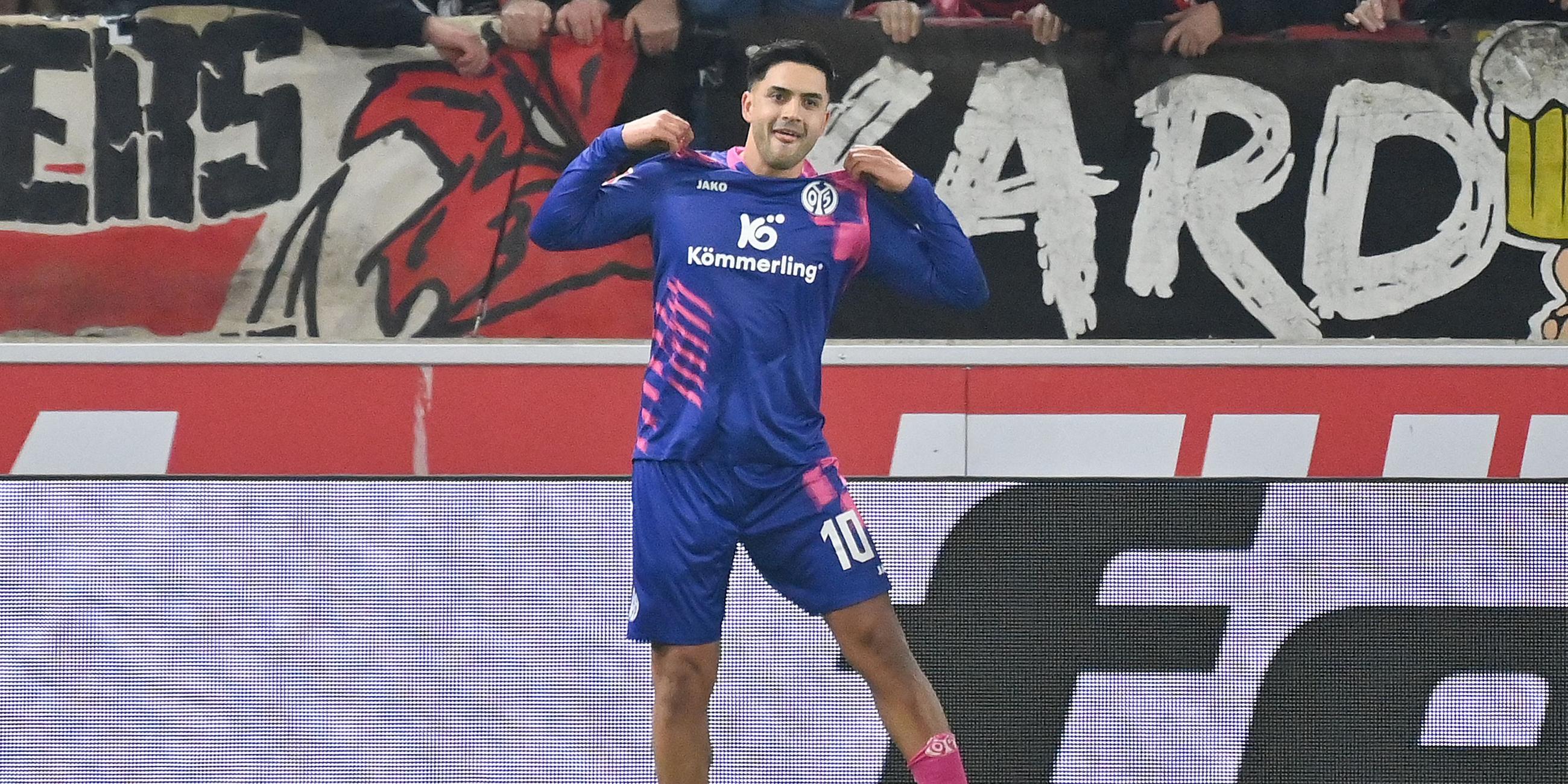 Fußballer Nadiem Amiri vom 1. FSV Mainz 05 freut sich über sein Tor am 26.10.2025 in Stuttgart.