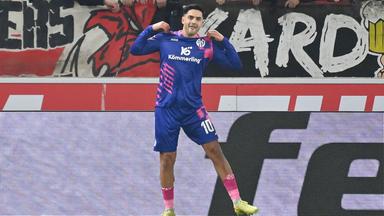 Fußballer Nadiem Amiri vom 1. FSV Mainz 05 freut sich über sein Tor am 26.10.2025 in Stuttgart.