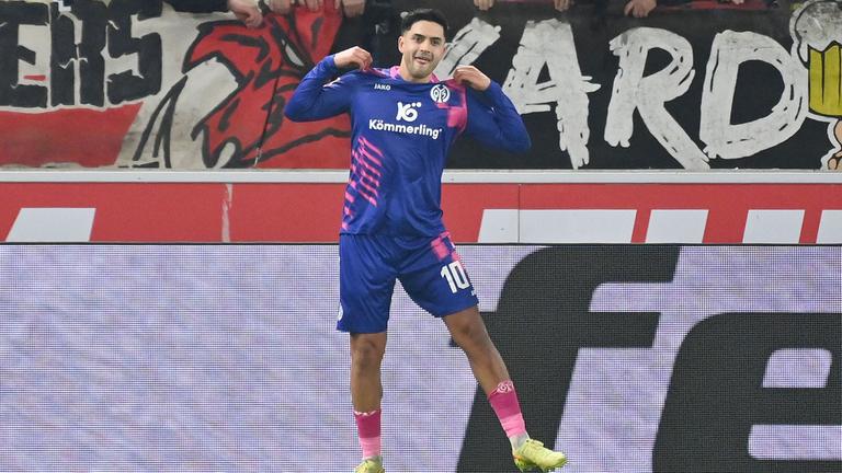 Fußballer Nadiem Amiri vom 1. FSV Mainz 05 freut sich über sein Tor am 26.10.2025 in Stuttgart.