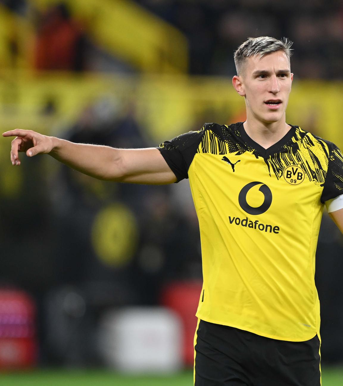 Fußballer Nico Schlotterbeck von Borussia Dortmund gestikuliert am 25.10.2025 in Dortmund.