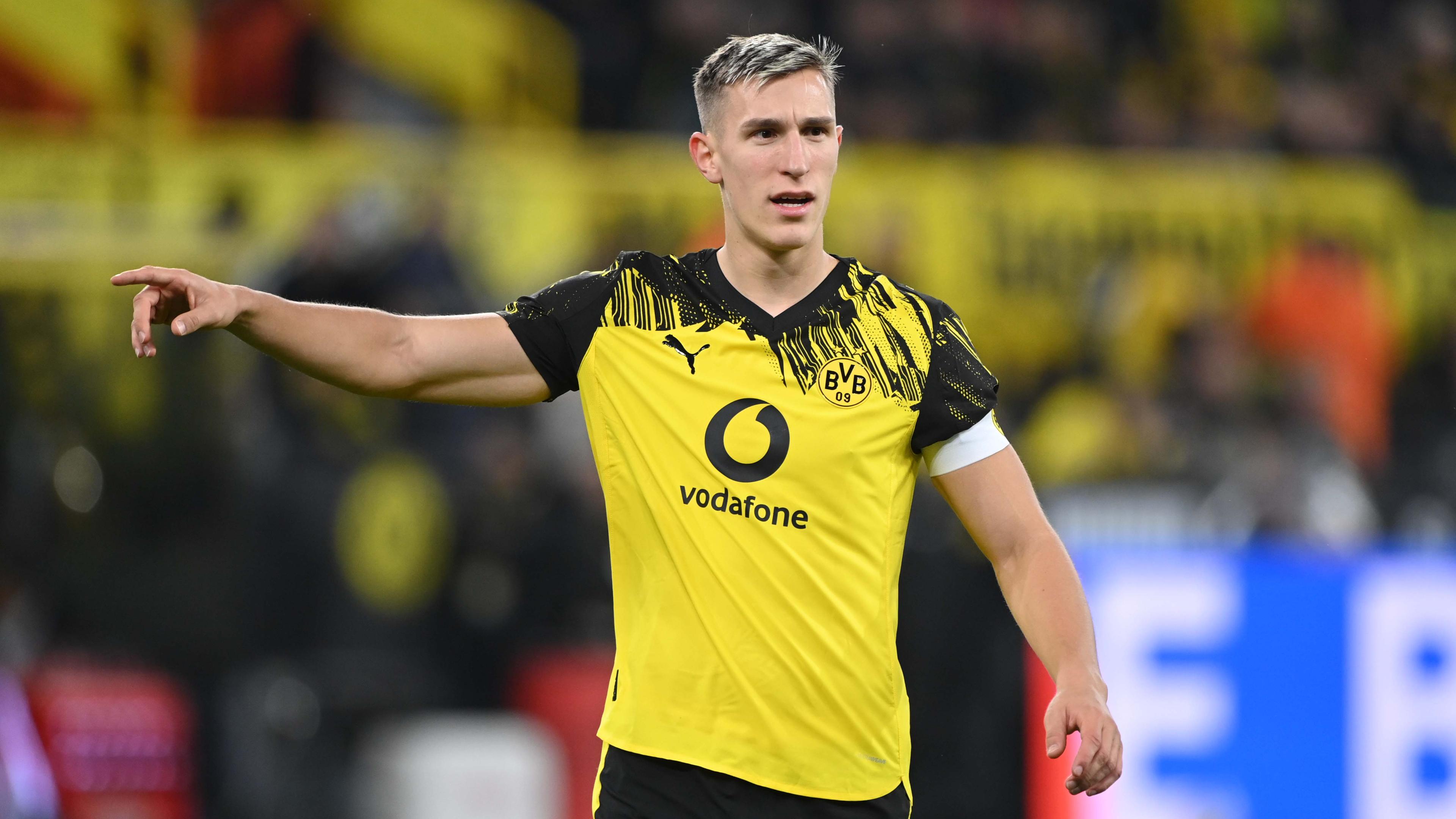 Fußballer Nico Schlotterbeck von Borussia Dortmund gestikuliert am 25.10.2025 in Dortmund.