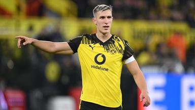 Fußballer Nico Schlotterbeck von Borussia Dortmund gestikuliert am 25.10.2025 in Dortmund.