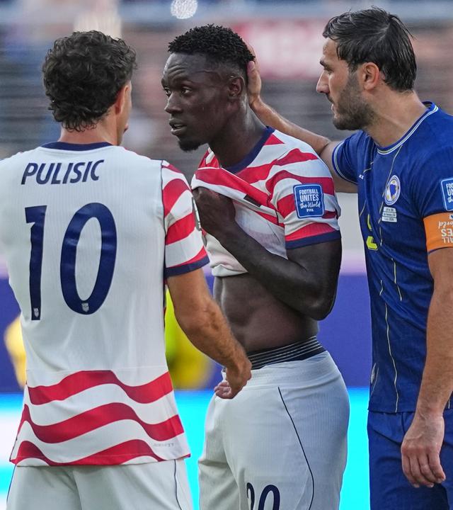 Der Bosnier Sead Kolasinac unterhält sich mit dem US-Amerikaner Folarin Balogun (Mitte), nachdem dieser vom Platz gestellt wurde, während der US-Amerikaner Christian Pulisic zusieht – beim Fußball-WM-Spiel zwischen den USA und Bosnien am 01.07.2026, in Santa Clara, Kalifornien, USA.