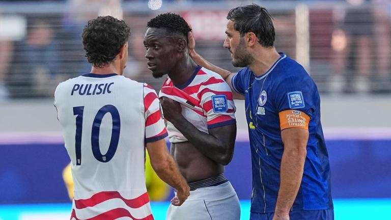 Der Bosnier Sead Kolasinac unterhält sich mit dem US-Amerikaner Folarin Balogun (Mitte), nachdem dieser vom Platz gestellt wurde, während der US-Amerikaner Christian Pulisic zusieht – beim Fußball-WM-Spiel zwischen den USA und Bosnien am 01.07.2026, in Santa Clara, Kalifornien, USA.