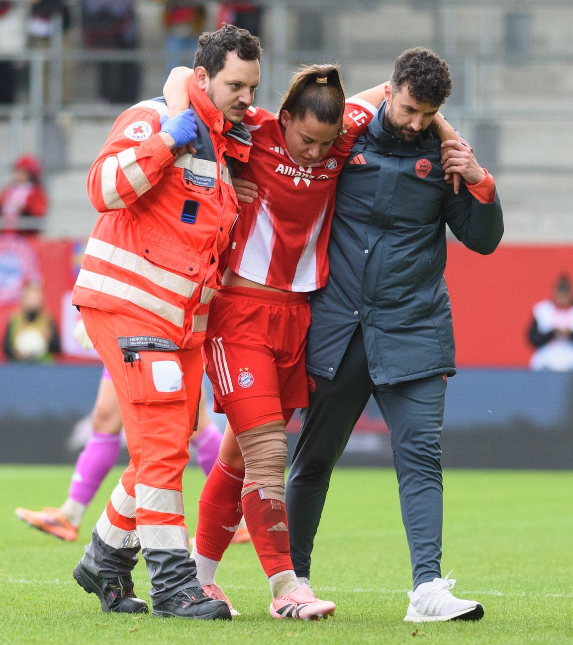 Fußballerin Lena Oberdorf wird während des Spiels gegen den 1. FC Köln verletzt vom Platz am getragen.