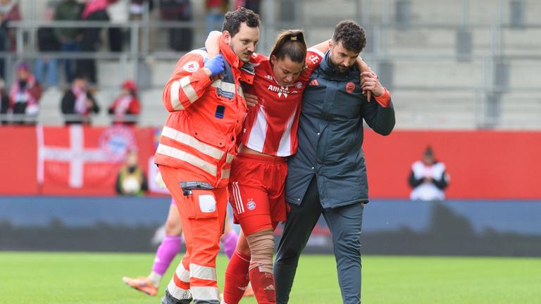 Fußballerin Lena Oberdorf wird während des Spiels gegen den 1. FC Köln verletzt vom Platz am getragen.