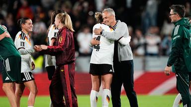 Fußballerin Rebecca Knaak und der deutsche Nationaltrainer Christian Wück umarmen sich nach dem WM-Qualifikationsspiel der Frauen zwischen Deutschland und Norwegen am 05.06.2026 in Köln.