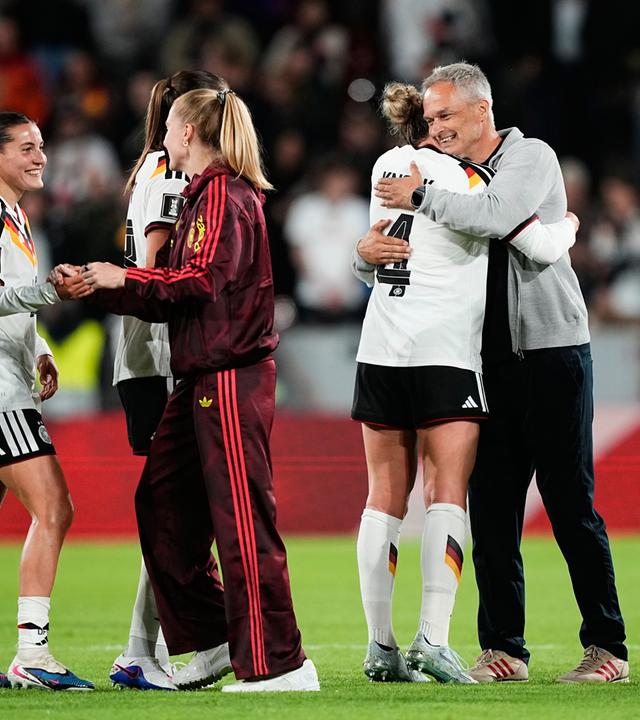 Fußballerin Rebecca Knaak und der deutsche Nationaltrainer Christian Wück umarmen sich nach dem WM-Qualifikationsspiel der Frauen zwischen Deutschland und Norwegen am 05.06.2026 in Köln.