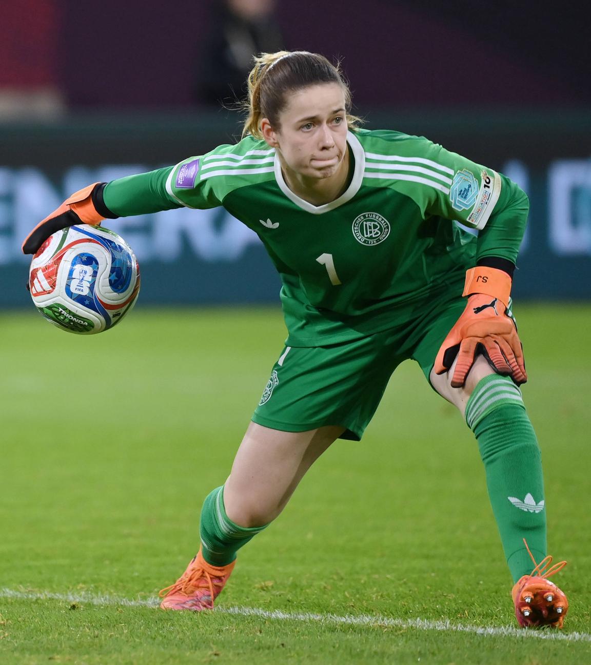 Torhüterin Stina Johannes (Deutschland) wirft den Ball zurück ins Spielfeld am 24.10.2025 in der Merkur Spiel-Arena in Düsseldorf.