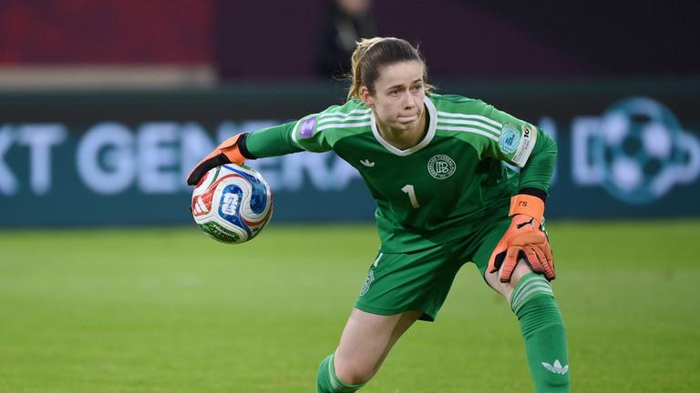 Torhüterin Stina Johannes (Deutschland) wirft den Ball zurück ins Spielfeld am 24.10.2025 in der Merkur Spiel-Arena in Düsseldorf.