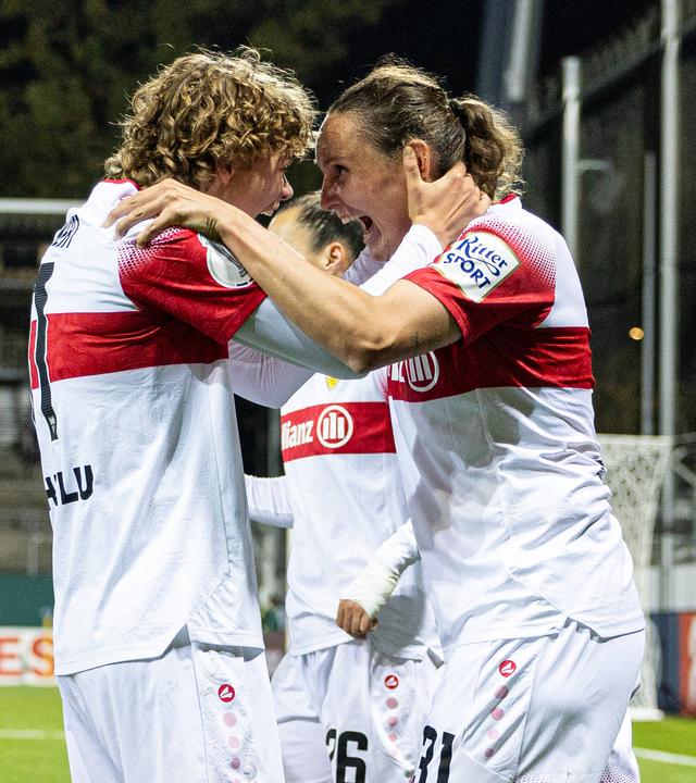 Freude nach dem 1:0 bei den Fußballerinnen Rosa Rückert und Verena Wieder vom VfB Stuttgart am 30.10.2026.