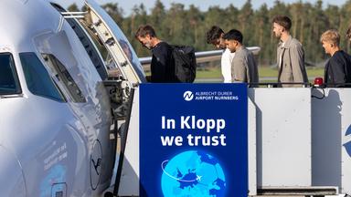 Nationaltrainer Jürgen Klopp besteigt am Albrecht-Dürer-Airport das Flugzeug zum Nations-League-Spiel gegen die Niederlande. Weitere Spieler der deutschen Mannschaft folgen ihm über die Gangway an Bord der Lufthansa-Maschine.