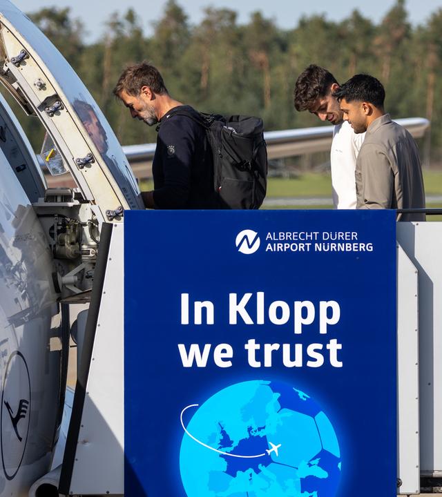 Nationaltrainer Jürgen Klopp besteigt am Albrecht-Dürer-Airport das Flugzeug zum Nations-League-Spiel gegen die Niederlande. Weitere Spieler der deutschen Mannschaft folgen ihm über die Gangway an Bord der Lufthansa-Maschine.