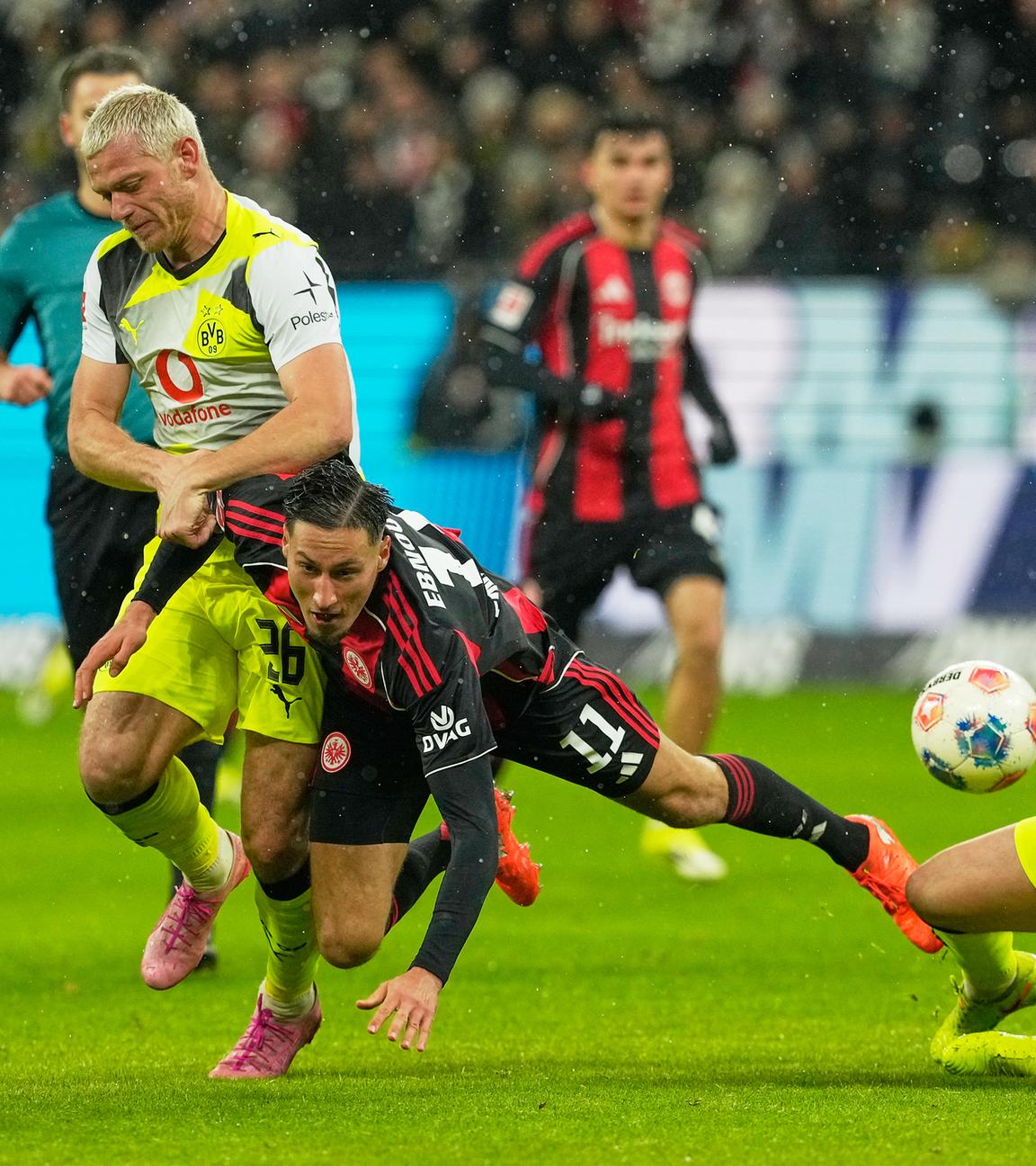 Frankfurts Younes Ebnoutalib (Mitte) und Julian Ryerson (links) kämpfen um den Ball. Rechts Niklas Süle