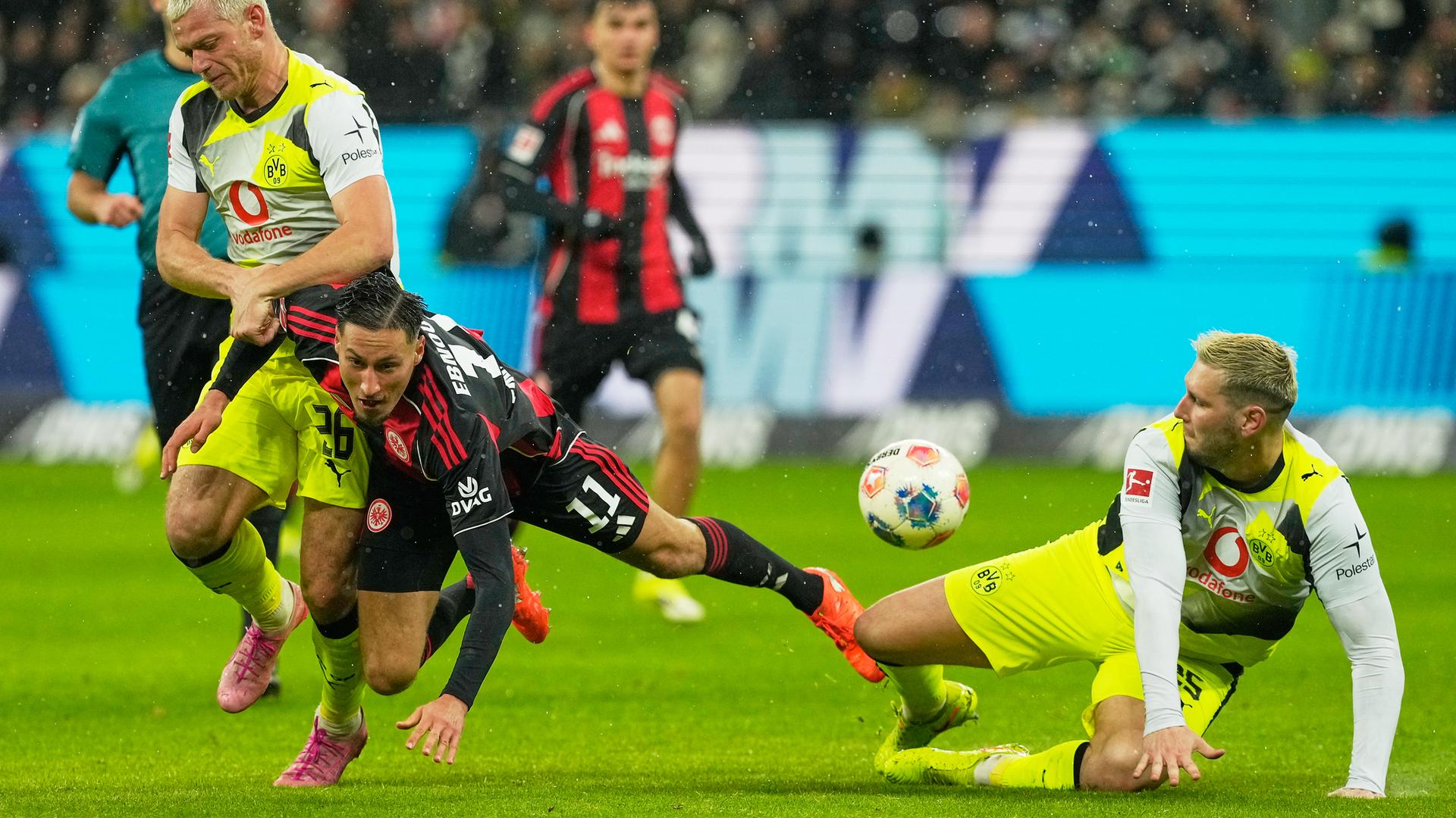 Frankfurts Younes Ebnoutalib (Mitte) und Julian Ryerson (links) kämpfen um den Ball. Rechts Niklas Süle