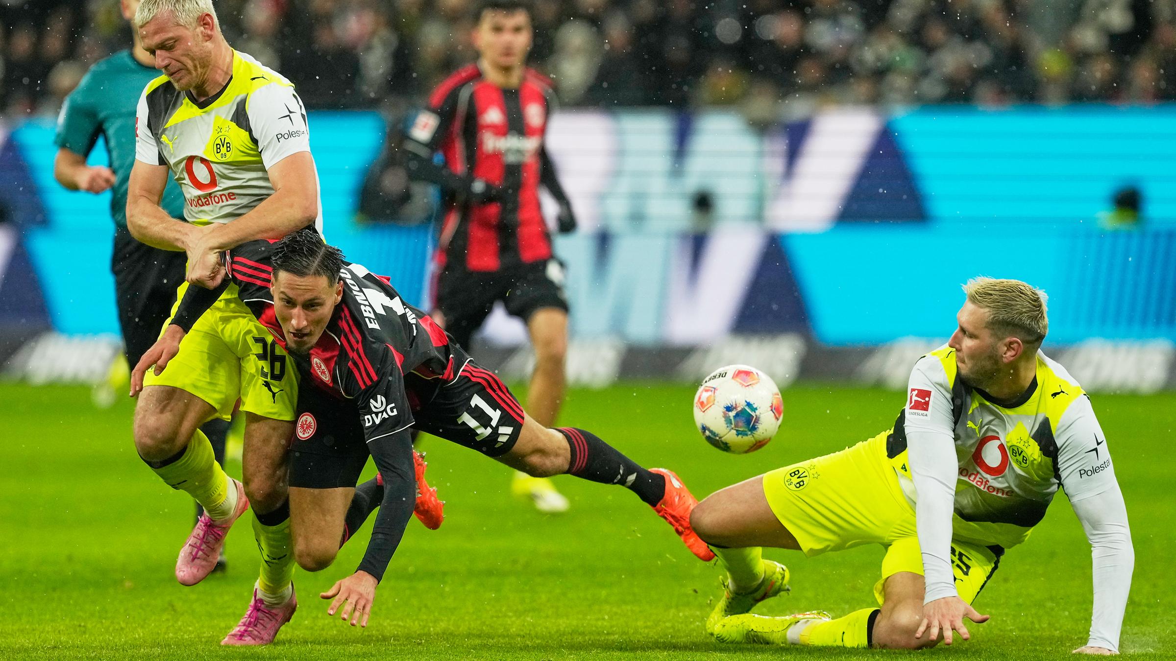 Frankfurts Younes Ebnoutalib (Mitte) und Julian Ryerson (links) kämpfen um den Ball. Rechts Niklas Süle