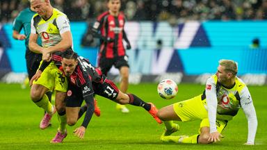 Frankfurts Younes Ebnoutalib (Mitte) und Julian Ryerson (links) kämpfen um den Ball. Rechts Niklas Süle