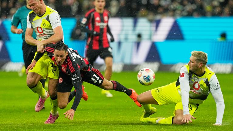 Frankfurts Younes Ebnoutalib (Mitte) und Julian Ryerson (links) kämpfen um den Ball. Rechts Niklas Süle