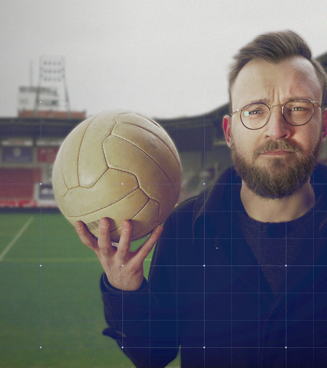 Reporter im Stadion hält Fußball und Geld in den Händen