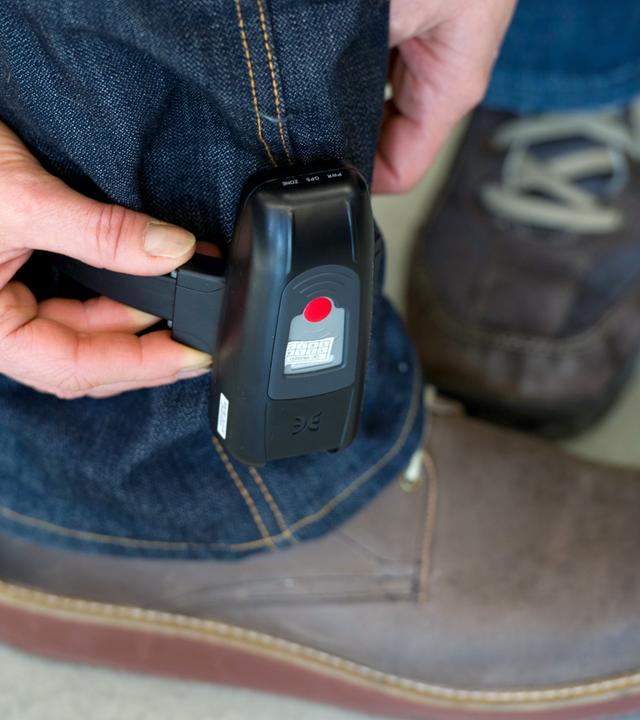 Durch das verpflichtende Tragen einer Fußfessel sollen Opfer häuslicher Gewalt besser geschützt werden.