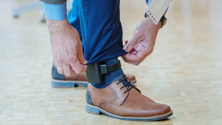 Opfer von häuslicher Gewalt sollen durch eine Fußfessel für den Täter künftig besser geschützt werden.