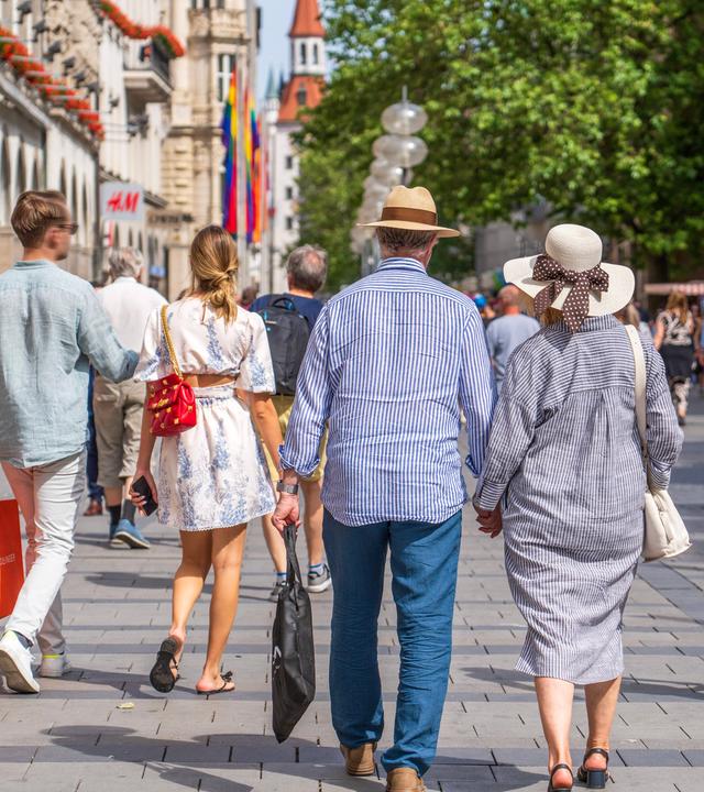 Passanten in der Fußgängerzone in München