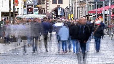 Passanten in der Fußgängerzone in Leipzig