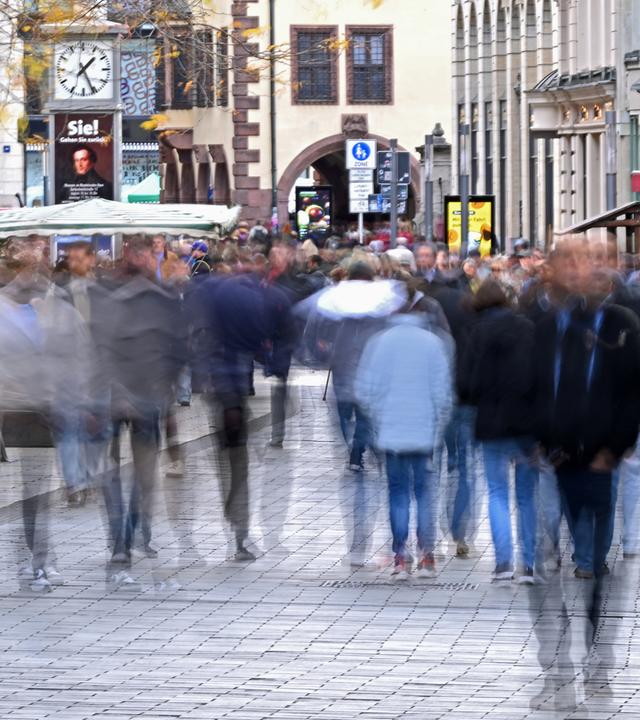 Passanten in der Fußgängerzone in Leipzig