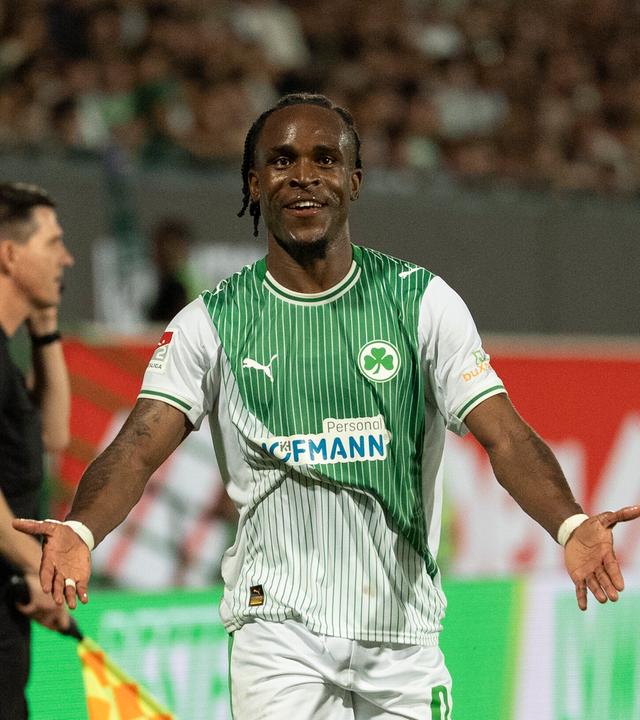 Der ehemalige Fürther Stürmer Mittelstürmer Noel Futkeu jubelt nach seinem Treffer im Relegationsspiel gegen Rot Weiß Essen