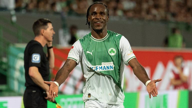 Der ehemalige Fürther Stürmer Mittelstürmer Noel Futkeu jubelt nach seinem Treffer im Relegationsspiel gegen Rot Weiß Essen