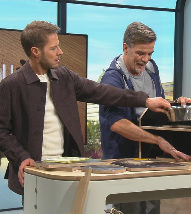 Moderator Florian Weiss hilft Mick Wewers beim Bauen einer Futterstation für Hunde.