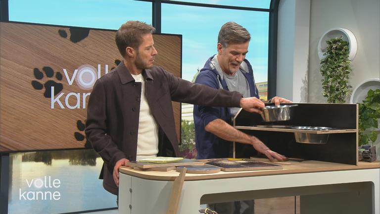 Moderator Florian Weiss hilft Mick Wewers beim Bauen einer Futterstation für Hunde.