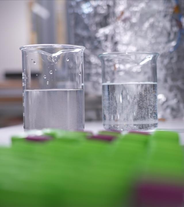 Messbecher mit Wasser