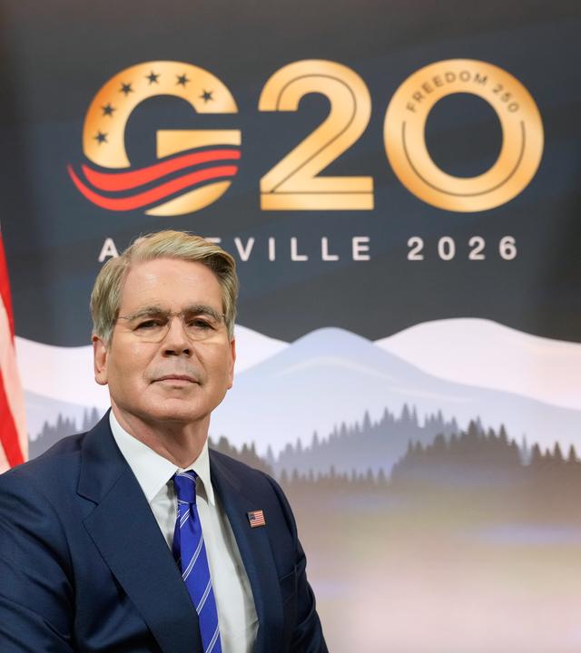 US-Finanzminister Bessent vor einem Schild der G20.