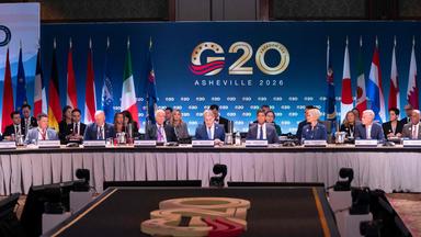 US-Finanzminister Scott Bessent (Mitte) spricht während des Treffens der G20-Finanzminister und Zentralbankgouverneure am 31. August 2026 in Asheville, North Carolina. Mit ihm auf dem Podium (v. l. n. r.): C. Hunter Westbrook (CEO der Piedmont Federal Bank), David M. Solomon (CEO der Hometrust Bank), Jamie Dimon (CEO von Goldman Sachs), Kevin Warsh (Vorsitzender der US-Notenbank Federal Reserve), Jill Castilla (Präsidentin und CEO der Citizens Bank of Edmond), Mike Lyons (Präsident und CEO der Citizens Bank of Edmond), der Präsident und CEO der Truist Financial Corporation sowie Philip Jefferson (stellvertretender Vorsitzender der Federal Reserve).