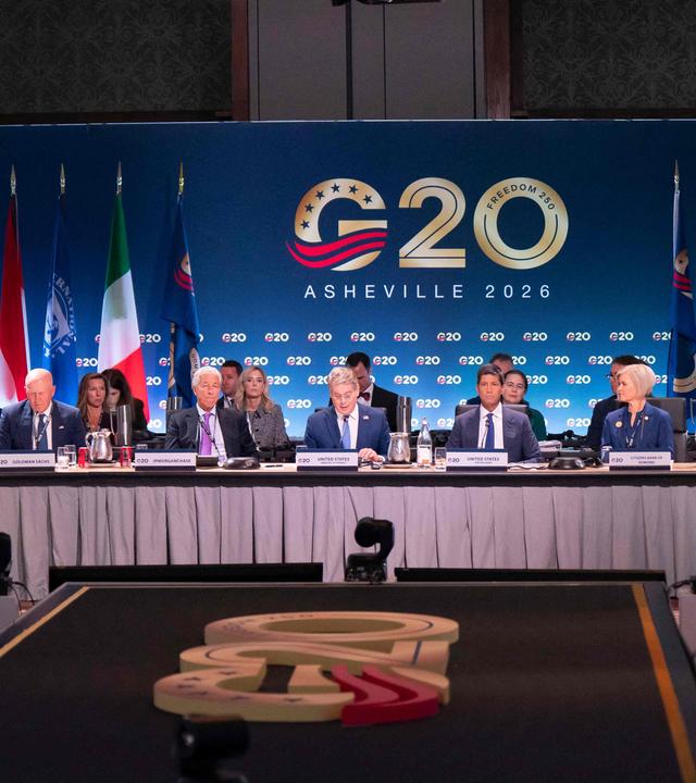 US-Finanzminister Scott Bessent (Mitte) spricht während des Treffens der G20-Finanzminister und Zentralbankgouverneure am 31. August 2026 in Asheville, North Carolina. Mit ihm auf dem Podium (v. l. n. r.): C. Hunter Westbrook (CEO der Piedmont Federal Bank), David M. Solomon (CEO der Hometrust Bank), Jamie Dimon (CEO von Goldman Sachs), Kevin Warsh (Vorsitzender der US-Notenbank Federal Reserve), Jill Castilla (Präsidentin und CEO der Citizens Bank of Edmond), Mike Lyons (Präsident und CEO der Citizens Bank of Edmond), der Präsident und CEO der Truist Financial Corporation sowie Philip Jefferson (stellvertretender Vorsitzender der Federal Reserve).