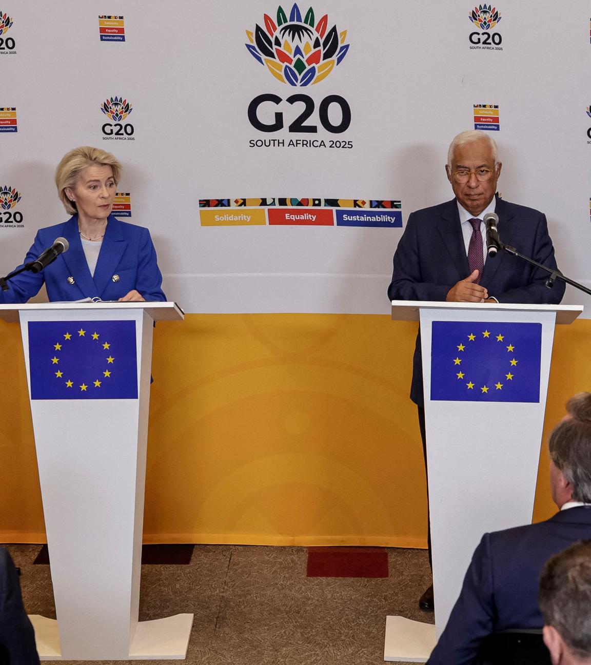 EU-Ratspräsident Antonio Costa (rechts) und EU-Kommissionspräsidentin Ursula von der Leyen (links) geben eine Pressekonferenz im Sandton Convention Centre in Sandton, Südafrika