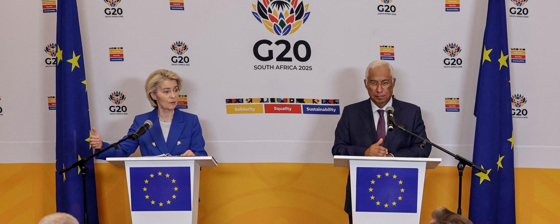 EU-Ratspräsident Antonio Costa (rechts) und EU-Kommissionspräsidentin Ursula von der Leyen (links) geben eine Pressekonferenz im Sandton Convention Centre in Sandton, Südafrika