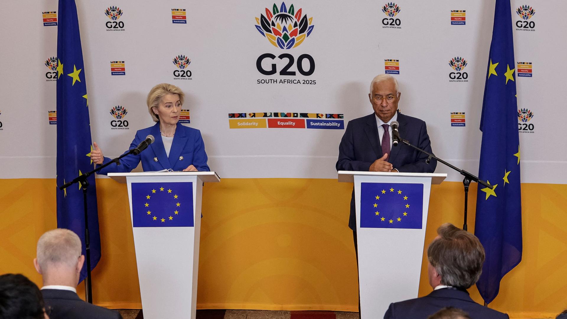 EU-Ratspräsident Antonio Costa (rechts) und EU-Kommissionspräsidentin Ursula von der Leyen (links) geben eine Pressekonferenz im Sandton Convention Centre in Sandton, Südafrika