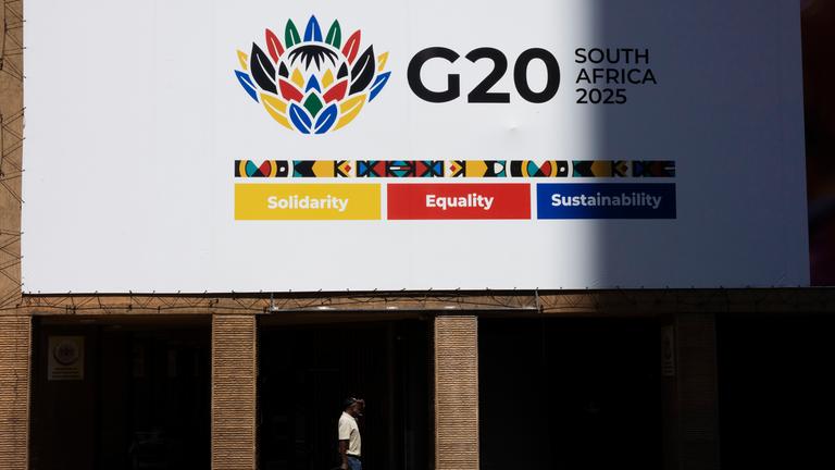 Ein Fußgänger geht an einer Werbetafel zum G20-Gipfel in der Innenstadt von Johannesburg, Südafrika, vorbei.